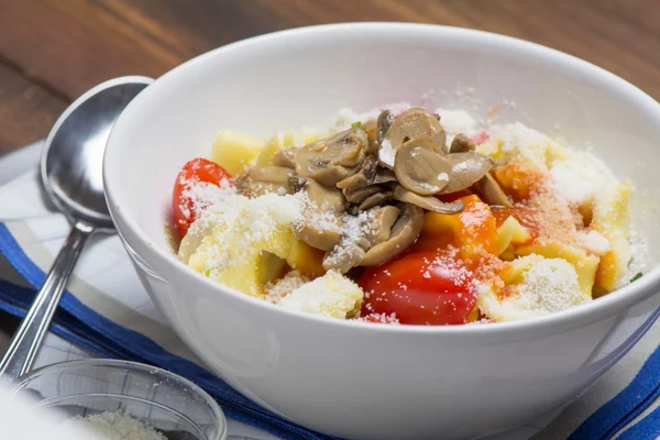 Bowl of tortellini with cherry tomatoes, mushrooms and Parmesan — Stock Photo, Image