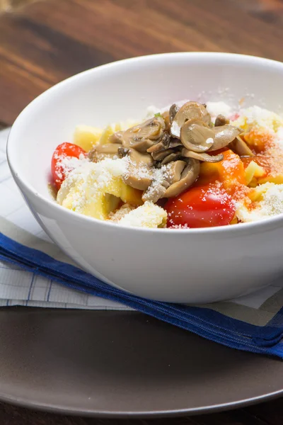 Bowl of tortellini with cherry tomatoes, mushrooms and Parmesan — Stock Photo, Image