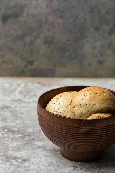 Friss kerek kenyeret, szezámmagos és mákos magvak — Stock Fotó