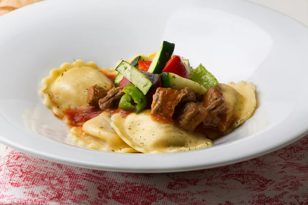 Tortellini di carne fresca con pomodoro e verdure saltate — Foto Stock