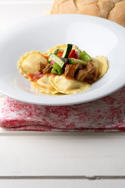 Fresh meat tortellini with tomato and sauteed vegetables — Stock Photo, Image