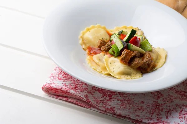 Fresh meat tortellini with tomato and sauteed vegetables — Stock Photo, Image