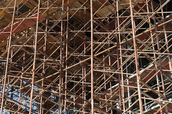 Unfinished building. Scaffolding at construction site — Stock Photo, Image