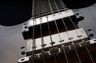 Eski elektro gitar closeup. Ayrıntı, seçici odak.