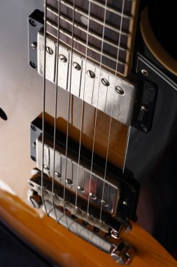 Eski elektro gitar closeup. Ayrıntı, seçici odak.