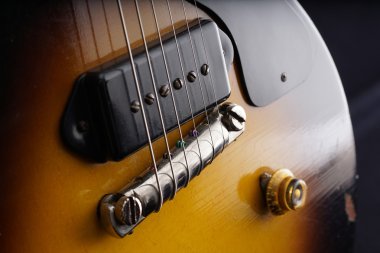Eski elektro gitar closeup. Ayrıntı, seçici odak.