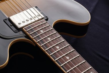 Eski elektro gitar closeup. Ayrıntı, seçici odak.