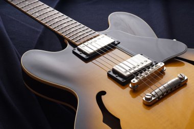 Eski elektro gitar closeup. Ayrıntı, seçici odak.