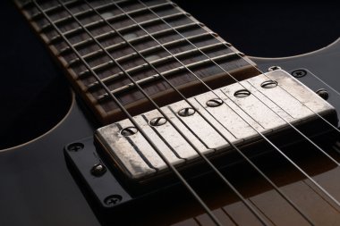 Eski elektro gitar closeup. Ayrıntı, seçici odak.