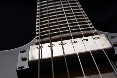 Eski elektro gitar closeup. Ayrıntı, seçici odak.