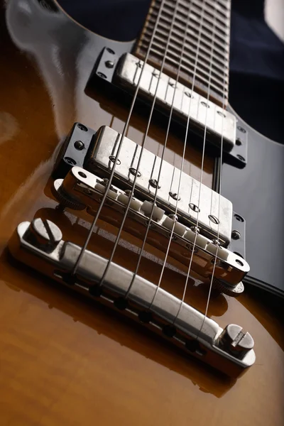 Eski elektro gitar closeup. Ayrıntı, seçici odak.