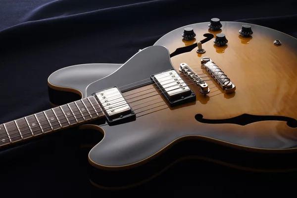 Eski elektro gitar closeup. Ayrıntı, seçici odak.