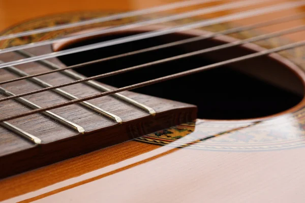 Detal klasyczne drewno gitara akustyczna — Zdjęcie stockowe