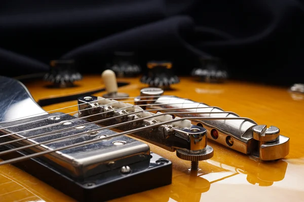 Eski elektro gitar closeup. Ayrıntı, seçici odak. — Stok fotoğraf