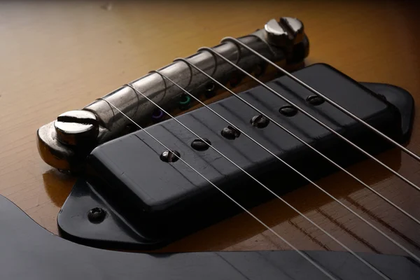 Primer plano de la vieja guitarra eléctrica. Detalle, enfoque selectivo . — Foto de Stock