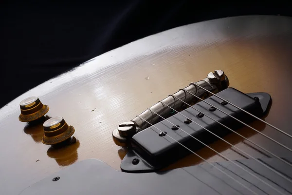 Closeup of old electric guitar. Detail, selective focus. — Stock Photo, Image