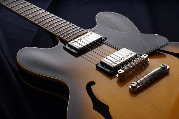 Eski elektro gitar closeup. Ayrıntı, seçici odak.