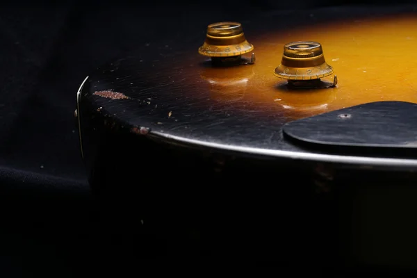 Closeup starou elektrickou kytaru. Detail, selektivní zaměření. — Stock fotografie