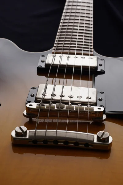 Nahaufnahme einer alten E-Gitarre. Detail, selektiver Fokus. — Stockfoto