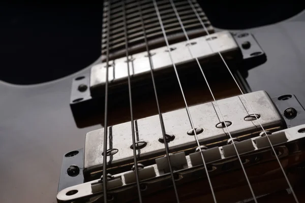 Eski elektro gitar closeup. Ayrıntı, seçici odak.