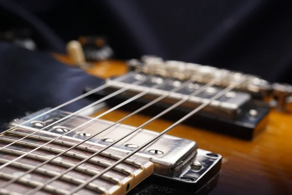 Primer plano de la vieja guitarra eléctrica. Detalle, enfoque selectivo . —  Fotos de Stock