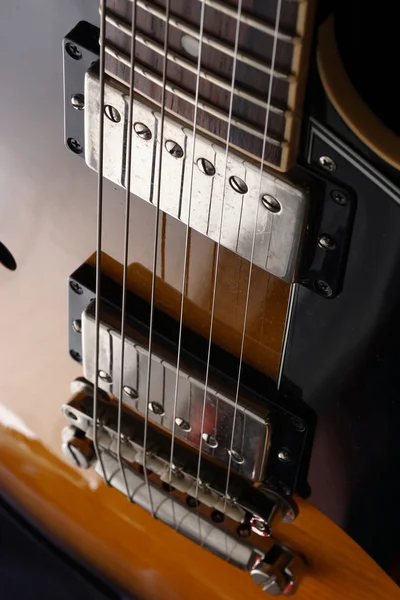Close-up van oude elektrische gitaar. Detail, selectieve aandacht. — Stockfoto