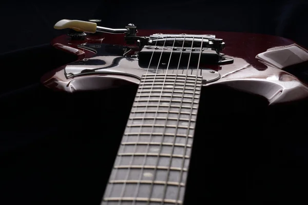 Eski elektro gitar closeup. Ayrıntı, seçici odak. — Stok fotoğraf