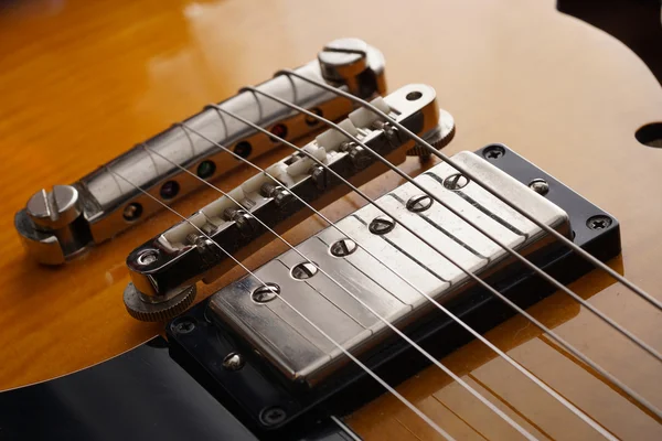 Nahaufnahme einer alten E-Gitarre. Detail, selektiver Fokus. — Stockfoto