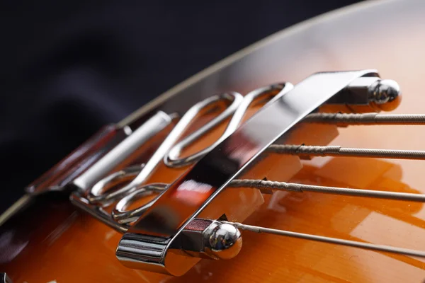 Detailní záběr na elektrickou kytaru. Detail, selektivní zaměření. — Stock fotografie