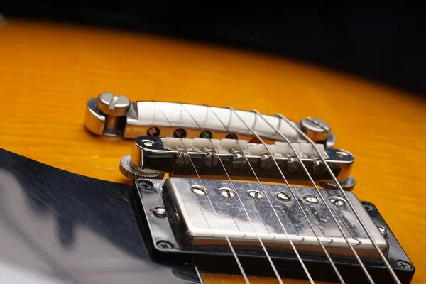 Close-up van oude elektrische gitaar. Detail, selectieve aandacht. — Stockfoto