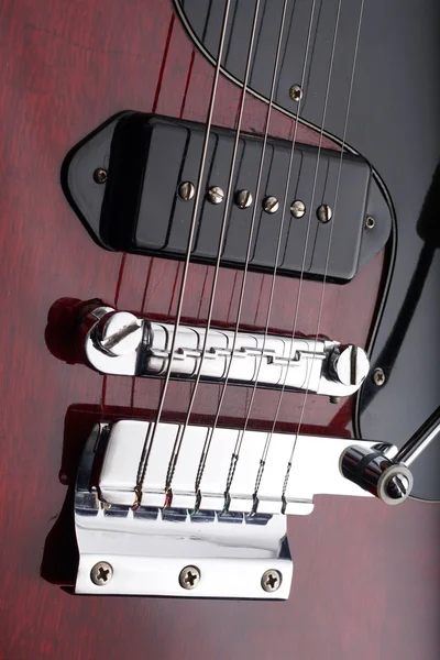 Nahaufnahme einer alten E-Gitarre. Detail, selektiver Fokus. — Stockfoto