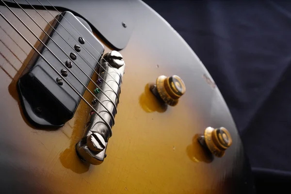 Closeup of old electric guitar. Detail, selective focus. — Stock Photo, Image