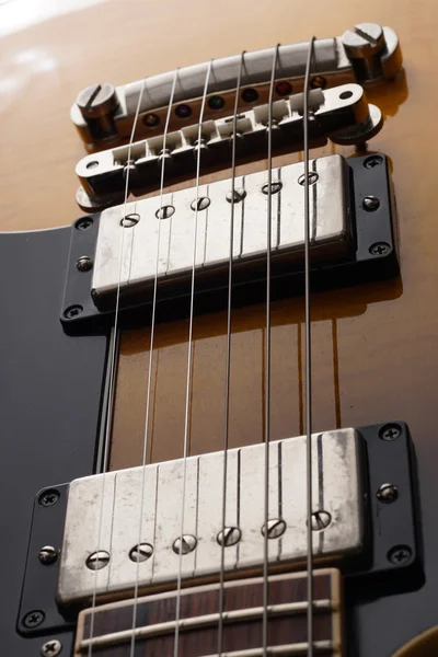 Eski elektro gitar closeup. Ayrıntı, seçici odak.