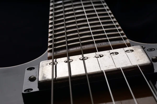 Fechar a velha guitarra eléctrica. Detalhe, foco seletivo . — Fotografia de Stock