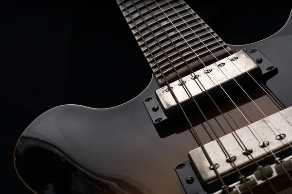 Eski elektro gitar closeup. Ayrıntı, seçici odak.