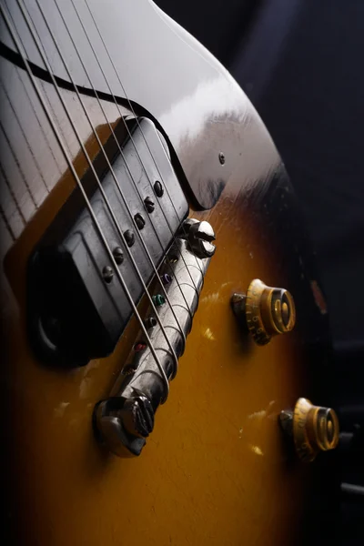 Close-up van oude elektrische gitaar. Detail, selectieve aandacht. — Stockfoto