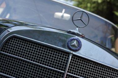 Eski arabanın gövdesinin bir parçası, eski ler.