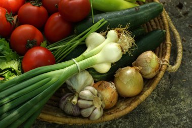 Sebze bir sepeti bir taş Kaide üzerine