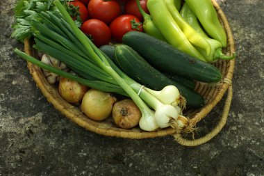 Sebze bir sepeti bir taş Kaide üzerine