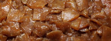 İnce kesilmiş, derisi yüzülmemiş çiğ tavuk eti kızartma için hazır. Pişmemiş, soya sosu ve baharatla marine edilmiş.