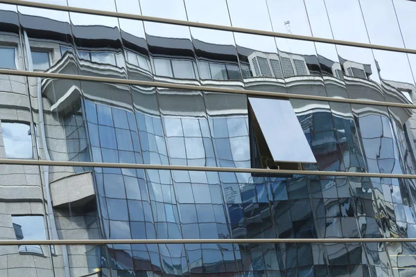 Reflejo en ventanas del edificio —  Fotos de Stock