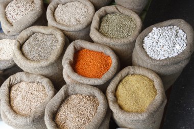 fasulye, pirinç, mercimek, yulaf, buğday, çavdar ve arpa jüt çuval içinde