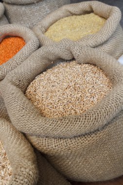 fasulye, pirinç, mercimek, yulaf, buğday, çavdar ve arpa jüt çuval içinde