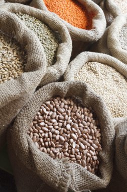 fasulye, pirinç, mercimek, yulaf, buğday, çavdar ve arpa jüt çuval içinde