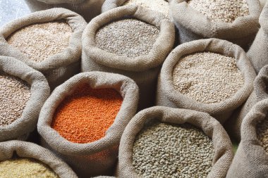 fasulye, pirinç, mercimek, yulaf, buğday, çavdar ve arpa jüt çuval içinde