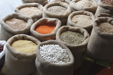 fasulye, pirinç, mercimek, yulaf, buğday, çavdar ve arpa jüt çuval içinde