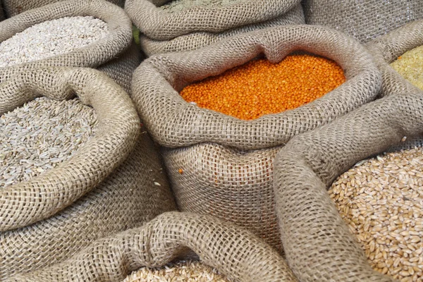 fasulye, pirinç, mercimek, yulaf, buğday, çavdar ve arpa jüt çuval içinde
