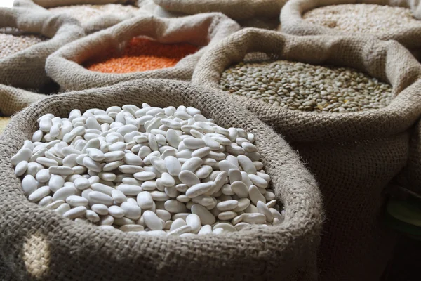 fasulye, pirinç, mercimek, yulaf, buğday, çavdar ve arpa jüt çuval içinde