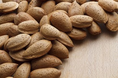 Ahşap arka planda badem