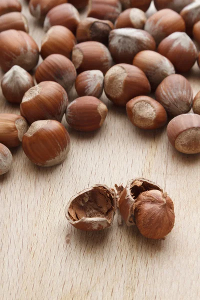 Hazelnut на деревянном фоне — стоковое фото